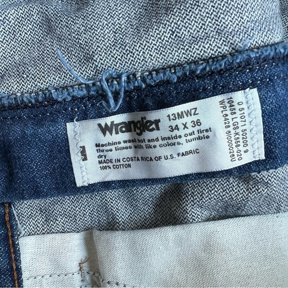 Wrangler High Waisted Raw Hem Distressed
Denim Jean Shorts- Size 10 - Picture 9 of 11